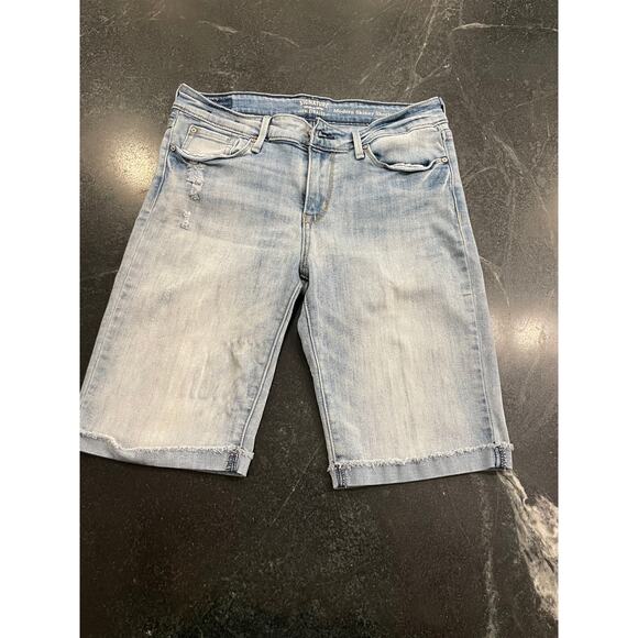 Levi’s Signature Modern Skinny Shorts